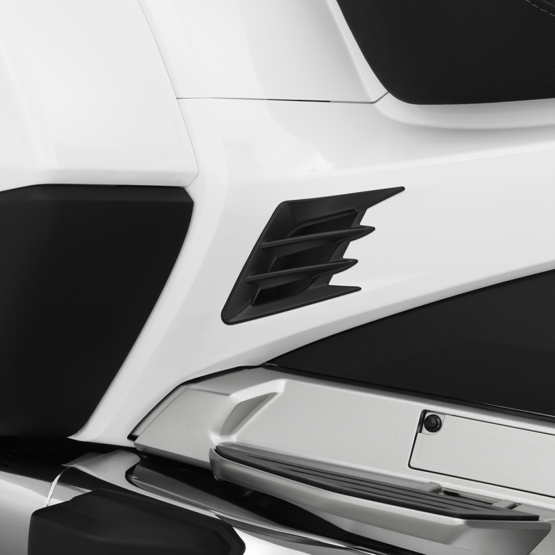 SIDE PANEL VENT ACCENT BK  PR